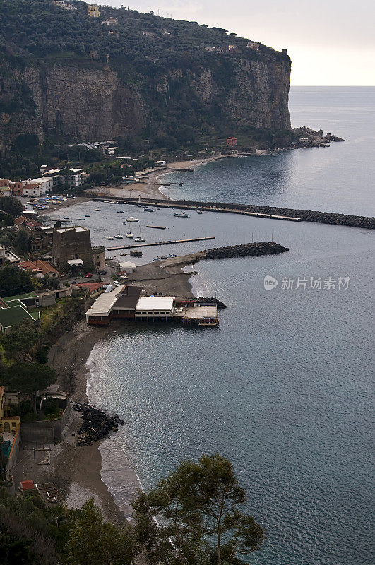 索伦托海岸- marina di Vico Equense的观点